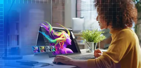 Descripción de imagen: Mujer en ambiente creativo ajustando colores en imagen en equipo HP x360.