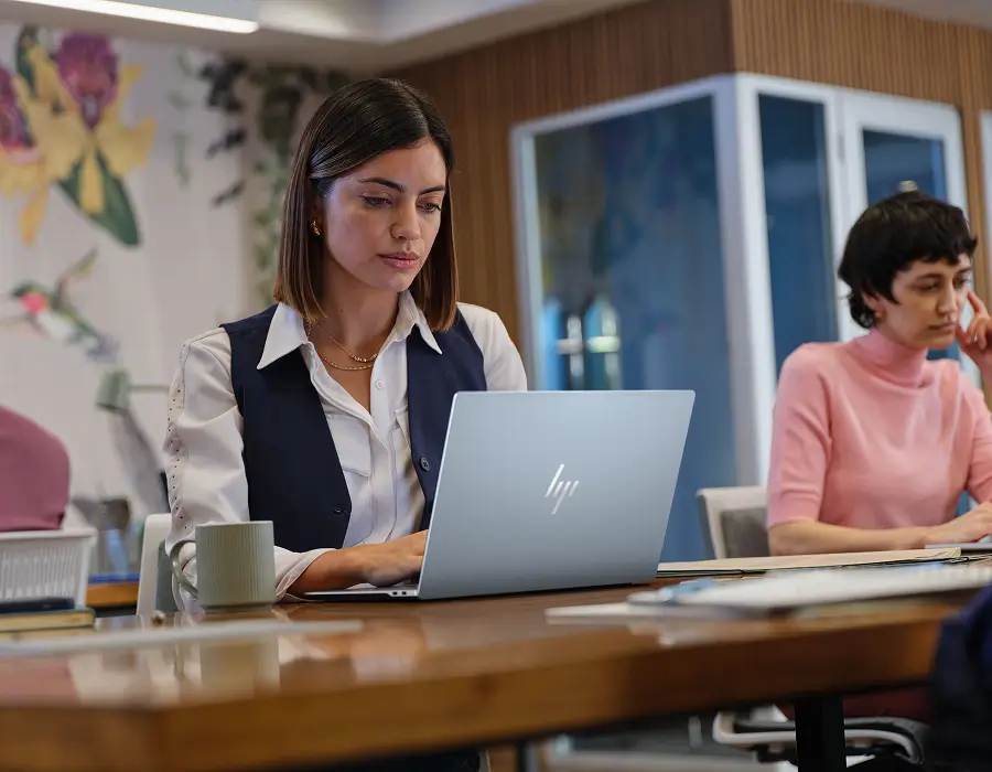 Profesional usando una laptop HP empresarial