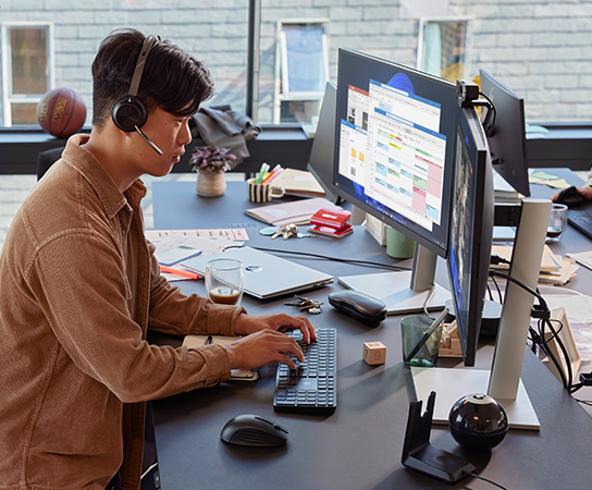 Imagen de un chico en oficina trabajando con accesorios Poly...